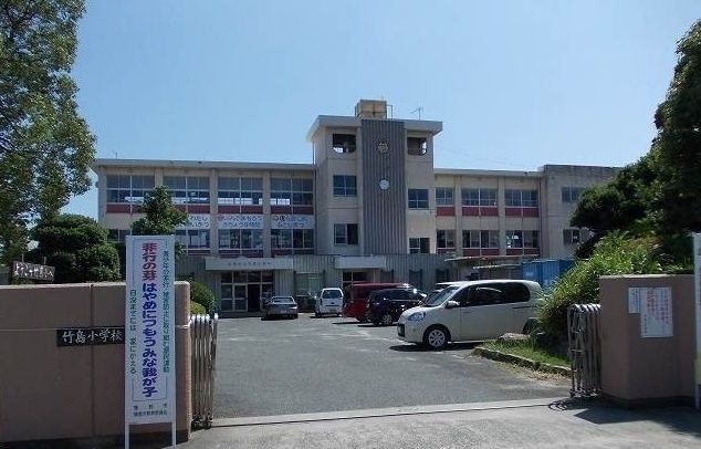 近くの竹島小学校まで1,200m(徒歩15分)