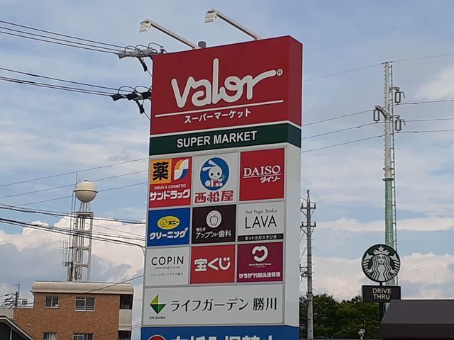 近くのライフガーデン勝川店まで500m（徒歩7分）
