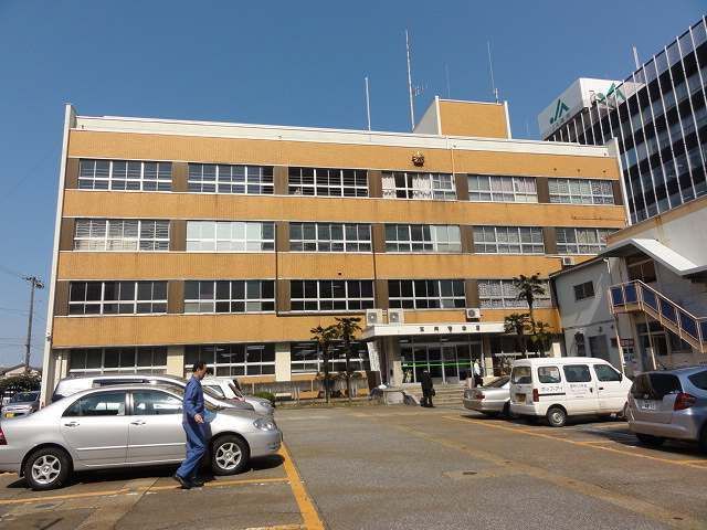 近くの高岡警察署まで1,300m（徒歩17分）