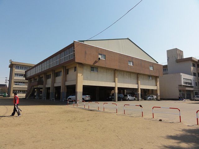 近くの成美小学校まで1,400m（徒歩18分）