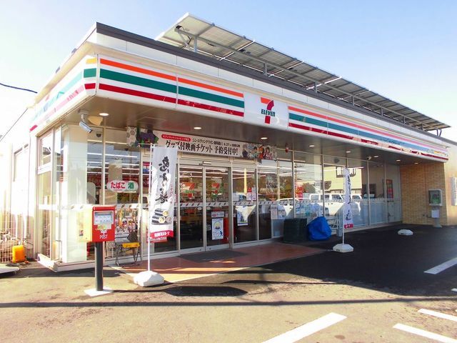 近くのコンビニまで300m（徒歩4分）