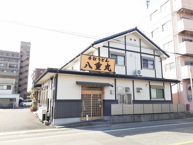 近くの手打ちうどん八重丸まで700m（徒歩9分）