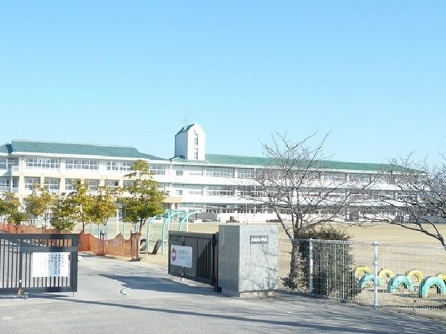 近くの三日月小学校まで2,900m（徒歩37分）