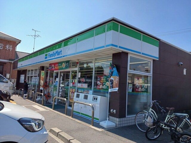 近くのファミリーマートさんまで500m（徒歩7分）