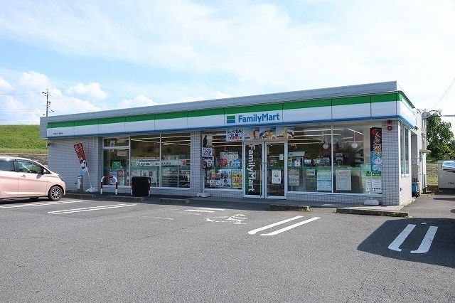 近くのファミリーマートまで170m（徒歩3分）