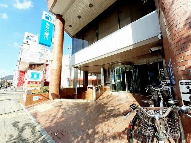 近くの銀行まで130m（徒歩2分）