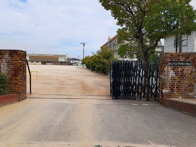 近くの川口東小学校まで220m(徒歩3分)