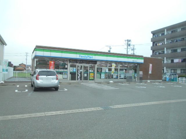 近くのファミリーマート瑞穂野白新田店まで700m（徒歩9分）