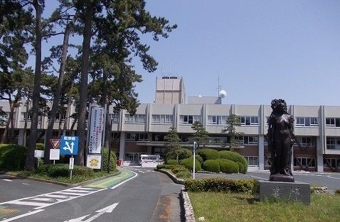 近くの豊川市役所まで590m(徒歩8分)