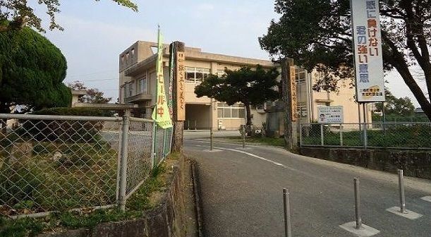 近くの小学校まで710m（徒歩9分）