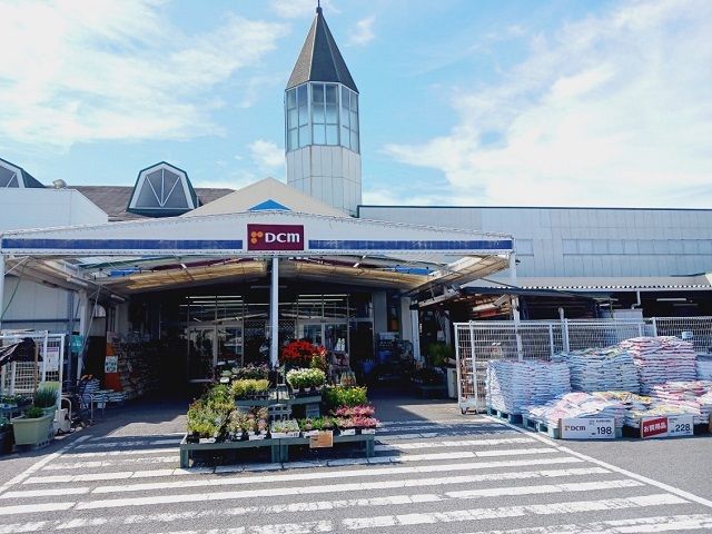 近くのＤＣＭ伊予店様まで2,700m（徒歩34分）