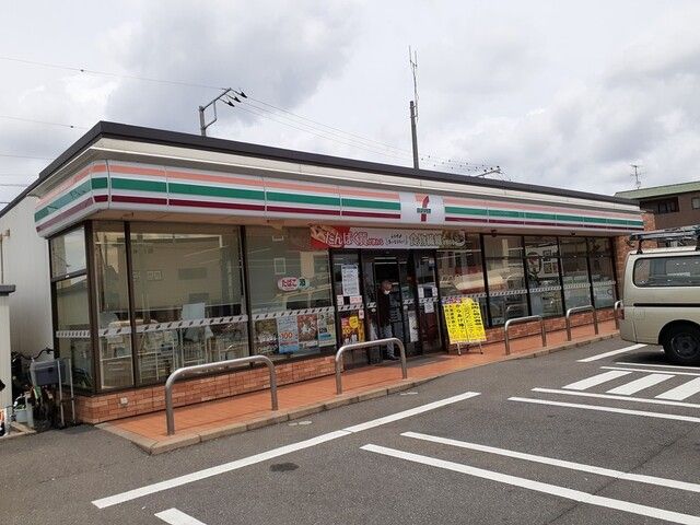 近くのセブンイレブンまで300m(徒歩4分)