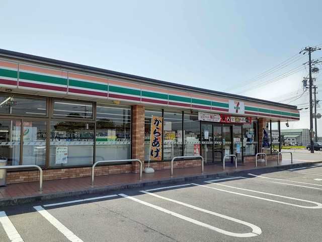 近くのセブンイレブン鈴鹿野村店まで1,100m（徒歩14分）