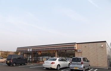 近くのセブンイレブン燕八王寺店まで200m(徒歩3分)