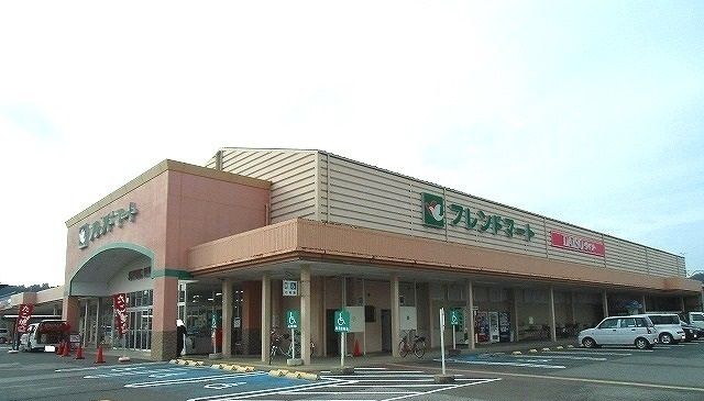 近くのスーパーまで2,000m（徒歩25分）