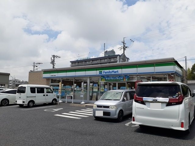 近くのファミリーマートまで600m（徒歩8分）