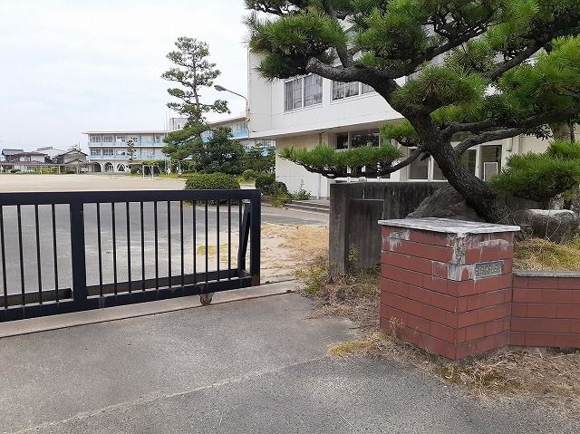 近くの松枝小学校まで1,000m（徒歩13分）