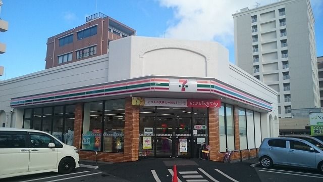 近くのセブンイレブン新都心店まで390m（徒歩5分）