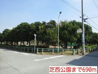 近くの公園まで690m（徒歩9分）