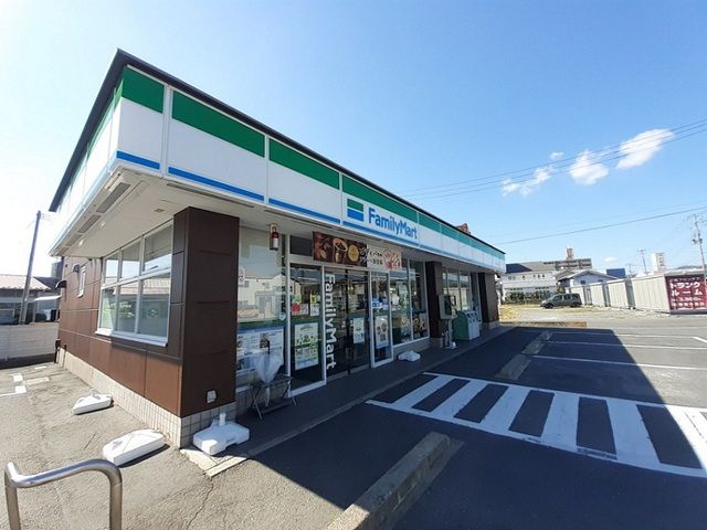 近くのファミリーマート石巻南中里店まで550m（徒歩7分）