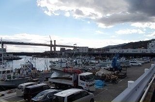 近くの小田原漁港まで750m（徒歩10分）