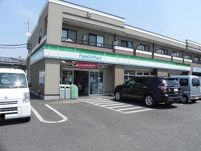 近くのファミリーマートまで80m（徒歩1分）