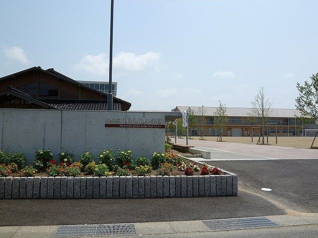 近くの新湊南部中学校まで650m（徒歩9分）