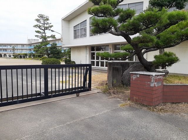 近くの笠松町立　松枝小学校まで900m（徒歩12分）