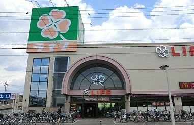 近くのライフ新座店まで900m（徒歩12分）