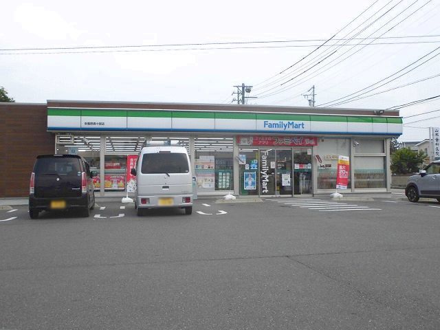 近くのファミリーマート安曇野真々部店まで1,600m（徒歩20分）