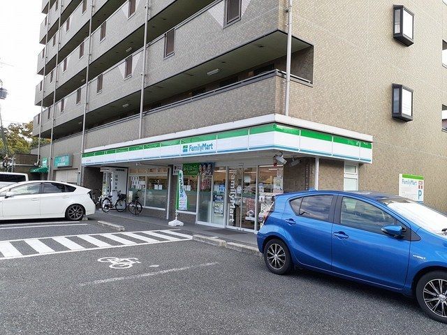 近くのファミリーマート杉本町店まで700m（徒歩9分）