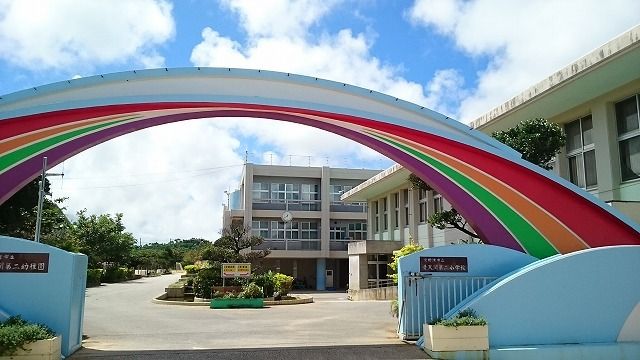 近くの普天間第二小学校まで850m(徒歩11分)