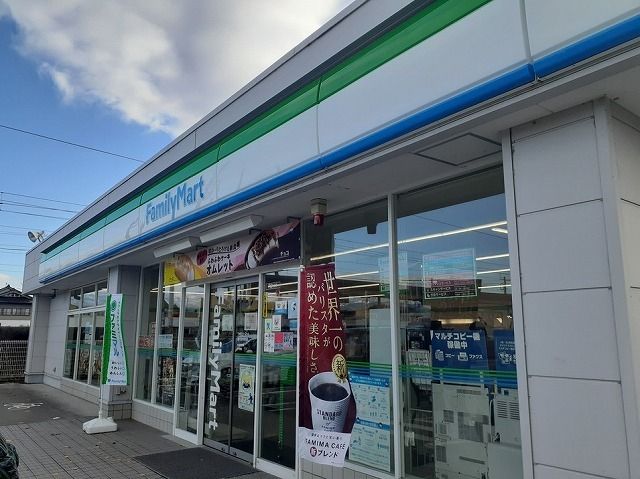 近くのファミリーマート滑川田中店まで450m（徒歩6分）