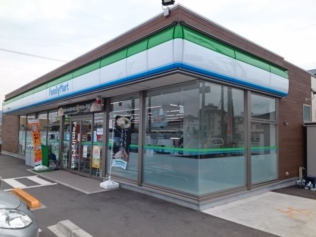 近くのコンビニまで300m（徒歩4分）