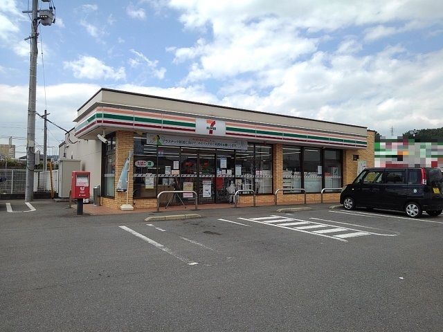 近くのコンビニまで690m（徒歩9分）
