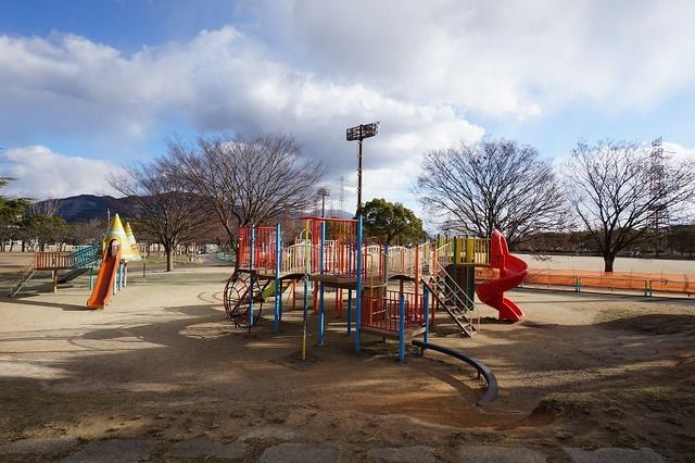近くの香月中央公園まで1,000m（徒歩13分）