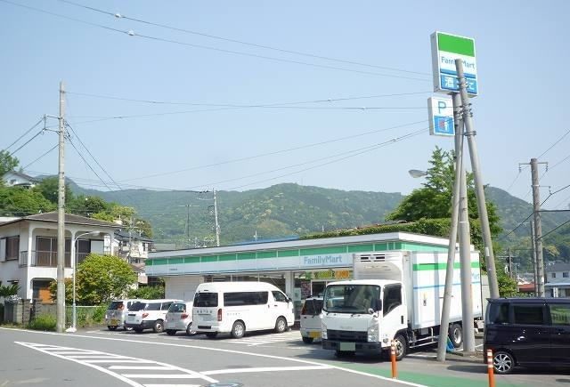 近くのファミリーマート宇佐美桜田店まで600m（徒歩8分）