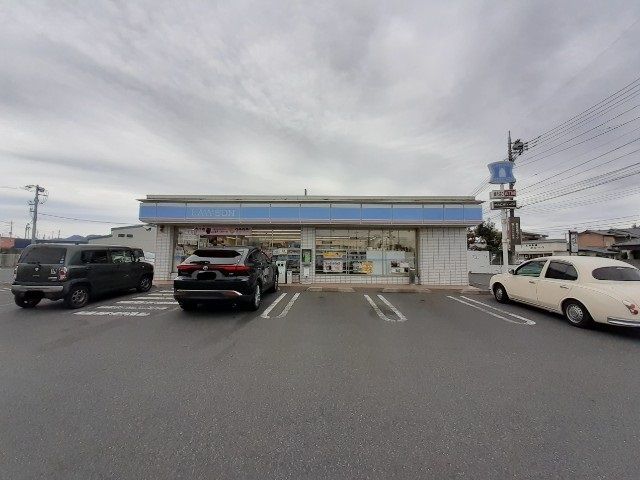 近くのローソン渋川金井店まで650m（徒歩9分）