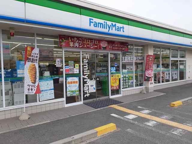 近くのファミリーマート泉大津宮町店まで80m（徒歩1分）
