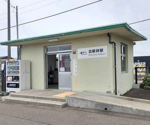 近くの北新井駅まで1,063m（徒歩14分）