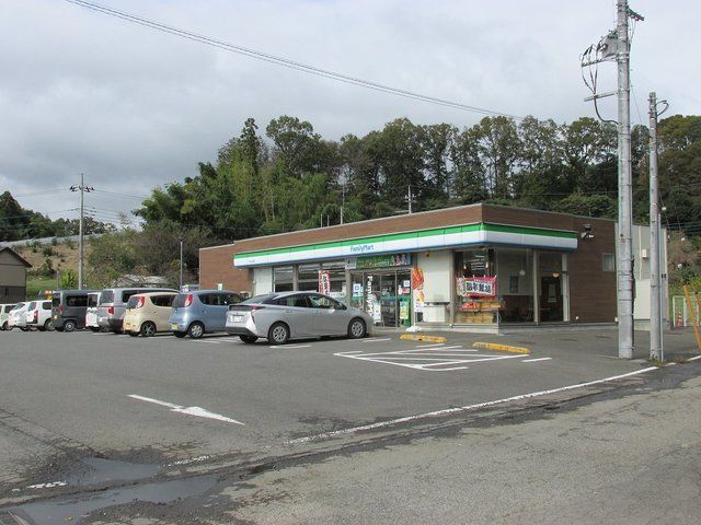 近くのファミリーマートこぶし台店まで150m（徒歩2分）