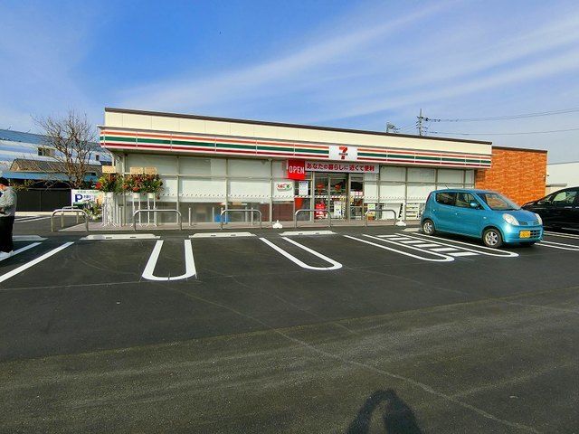 近くのセブンイレブン桐生バイパス店まで400m（徒歩5分）