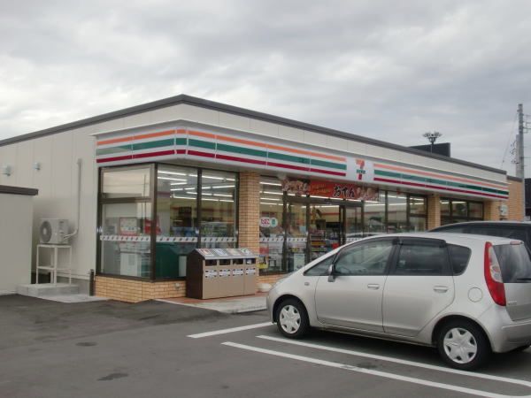 近くのコンビニまで270m（徒歩4分）