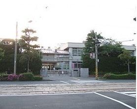 近くの江波中学校まで400m（徒歩5分）