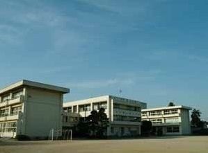 近くの大泉町立南小学校まで1,500m(徒歩19分)