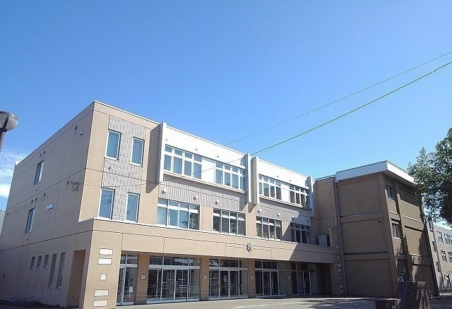 近くの南線小学校まで550m（徒歩7分）