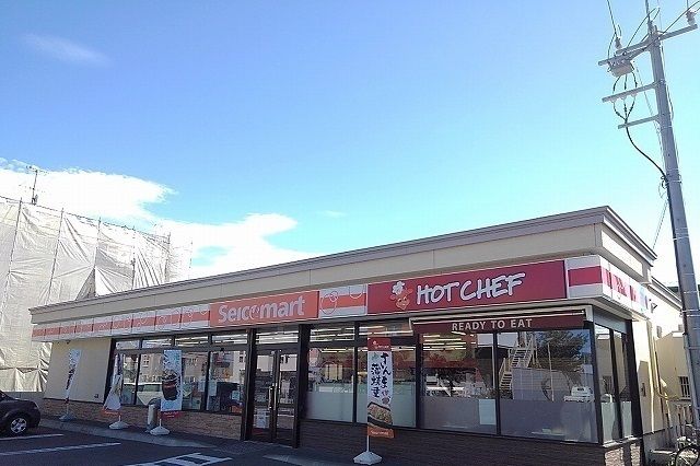 近くのセイコーマートうえだ南店まで600m（徒歩8分）