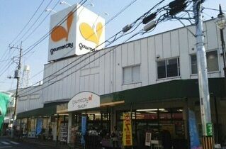 近くのグルメシティまで200m（徒歩3分）