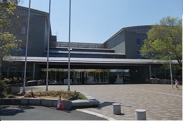 近くの県立図書館まで1,200m（徒歩15分）