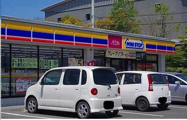 近くのミニストップさんまで1,100m（徒歩14分）